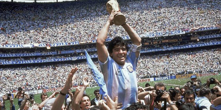 وفاة دييغو مارادونا أسطورة كرة القدم الأرجنتينية 750x375 1 وفاة دييـغو مارادونا اللاعب الأكثر إثارة و جدلاً في تاريخ كرة القدم